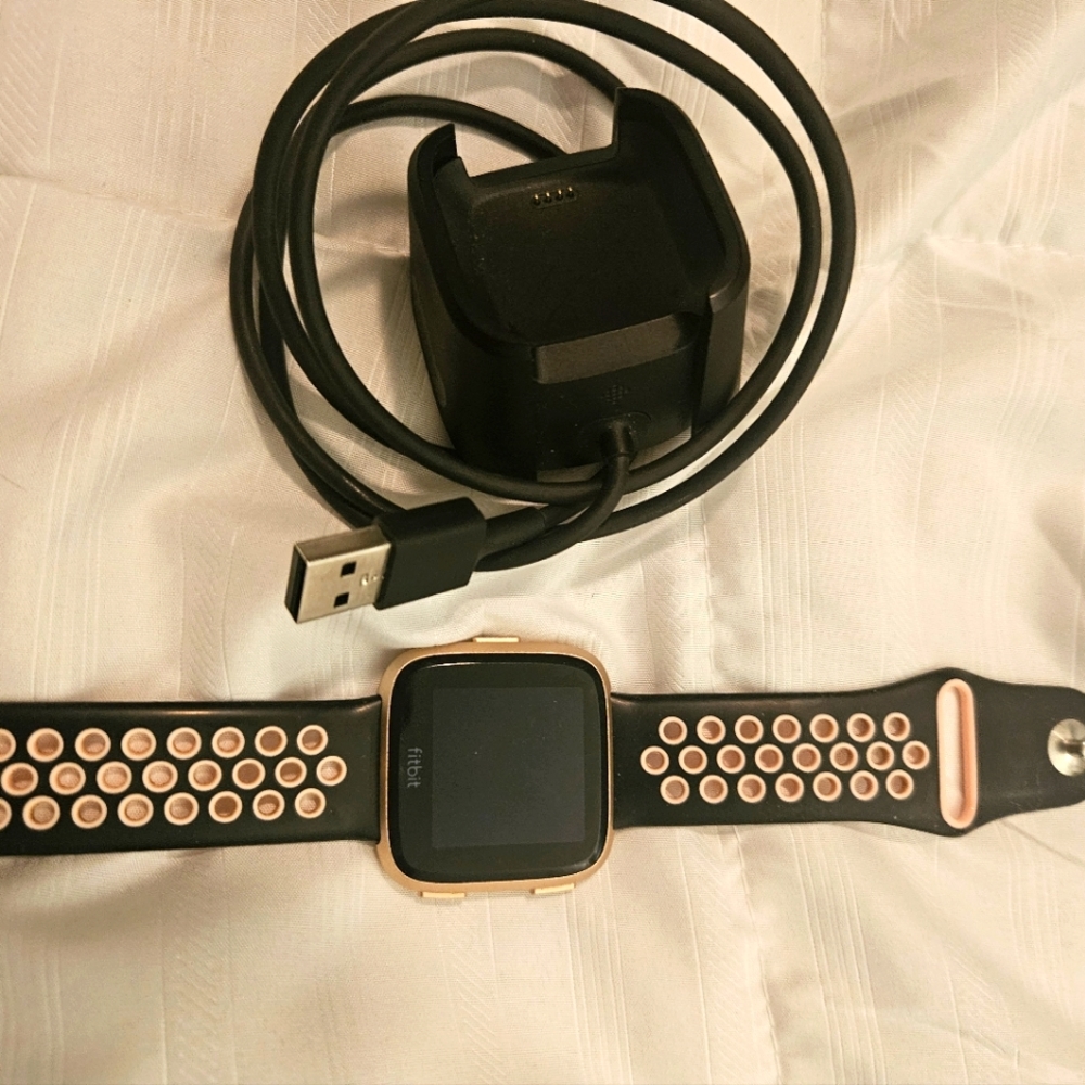 Fitbit Versa w/sports band and charger